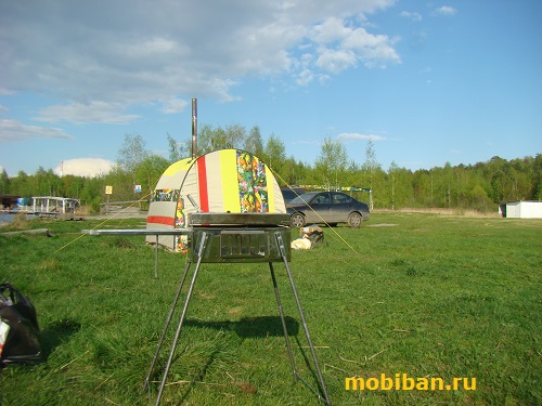 Мобиба мангал-гриль МГ-1 «Шикардос» на фоне Мобиба МБ-1 (ИНИПИ)