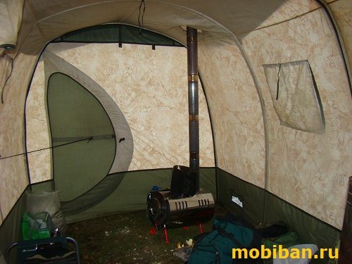 Палатка МБ-104, защищённая дополнительной крышей сверху, отапливается при помощи печи Дюна