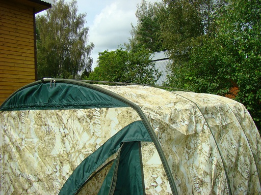 Чтобы привязать верхний стрингер стропами рекомендуется всю конструкцию палатки чуть наклонить в бок. Тогда подвязки для стрингера станут доступны