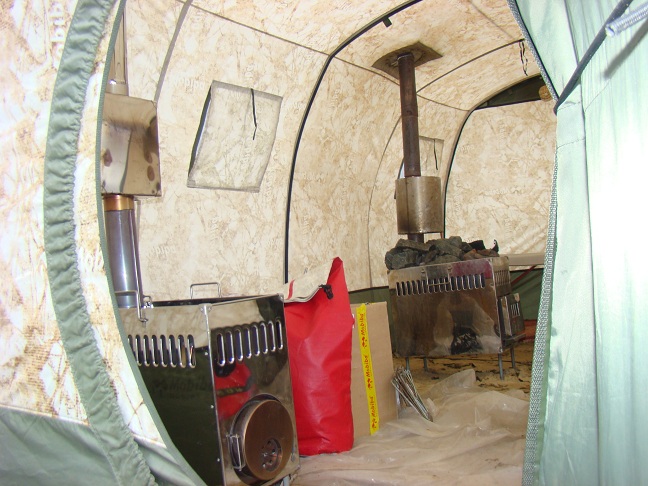 Сапфира и Медиана в палатке МБ-104