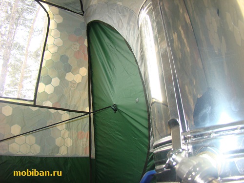 Распашной дверной узел внутри палатки Кайфандра-2 с накидным тентом