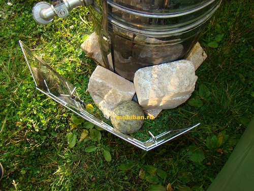 Закладка камней между топкой печи «Жига» и защитным экраном к ней