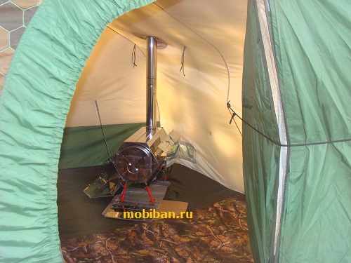 Вид на печь «МегаСогра» со стороны дверного узла палатки Роснар Р-34