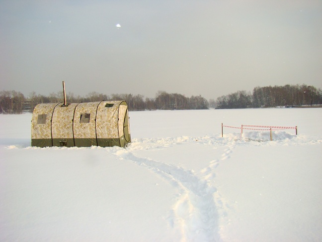 МБ-104 на озере рядом с прорубью